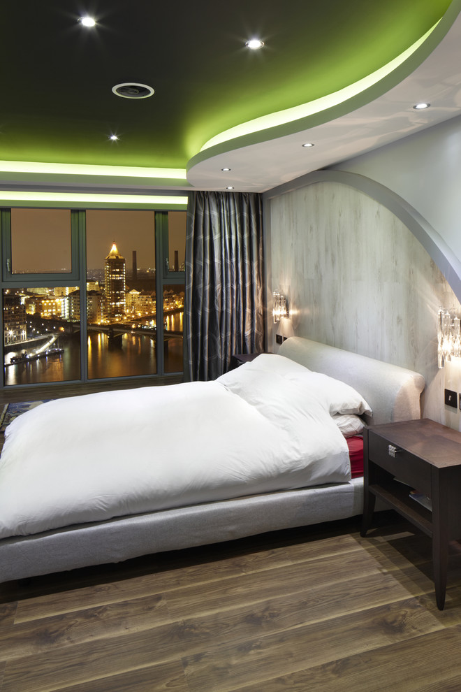 На фото: спальня в современном стиле с разноцветными стенами и темным паркетным полом с