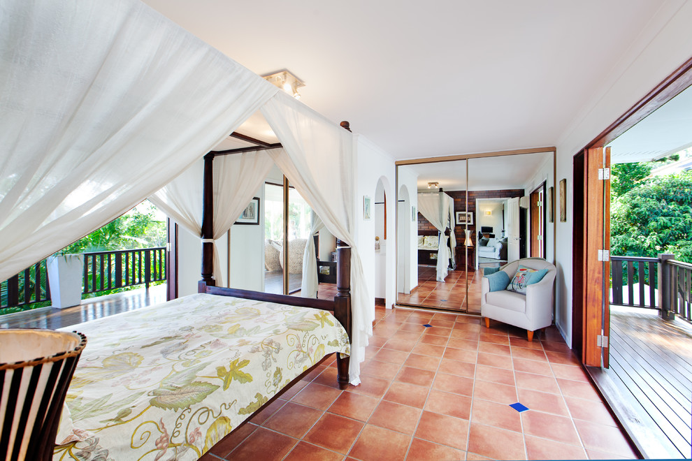 Idee per una camera da letto tropicale con pareti bianche, nessun camino e pavimento arancione