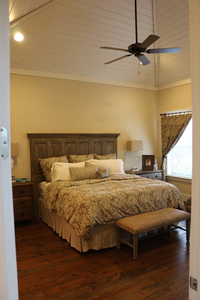 Immagine di una camera matrimoniale costiera con pavimento in legno massello medio