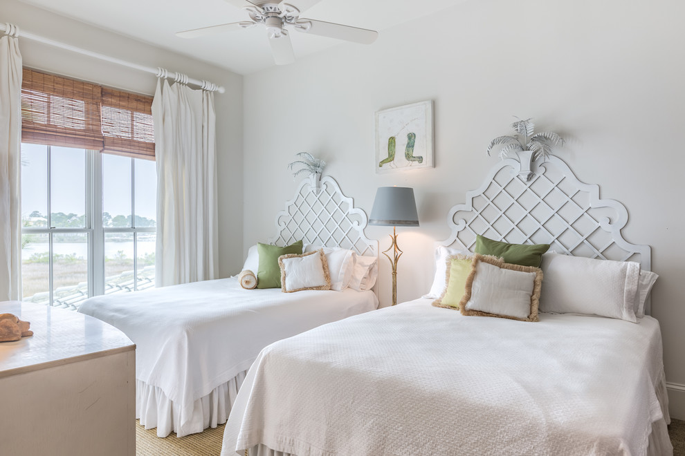 マイアミにあるトロピカルスタイルのおしゃれな客用寝室 (カーペット敷き、白い壁) のインテリア