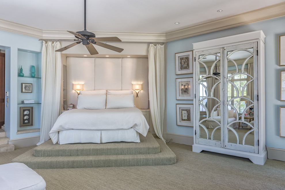Ejemplo de dormitorio principal tropical extra grande con paredes azules y moqueta
