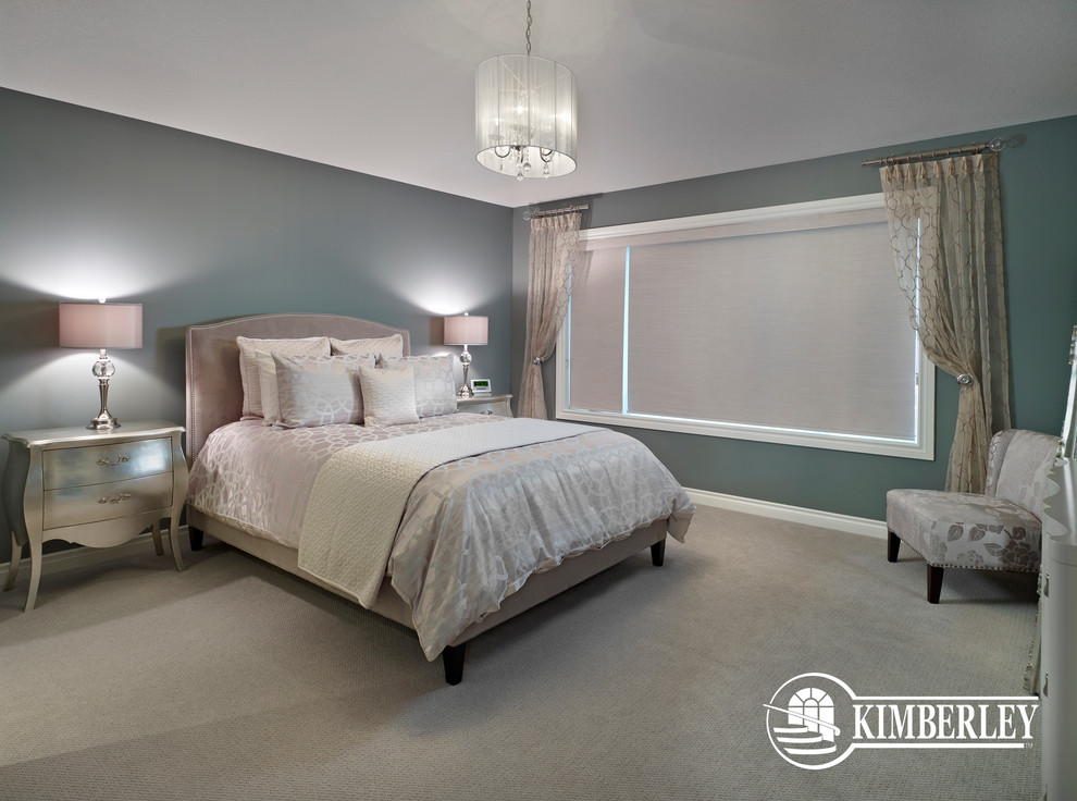 Стильный дизайн: хозяйская спальня в современном стиле с синими стенами и ковровым покрытием - последний тренд