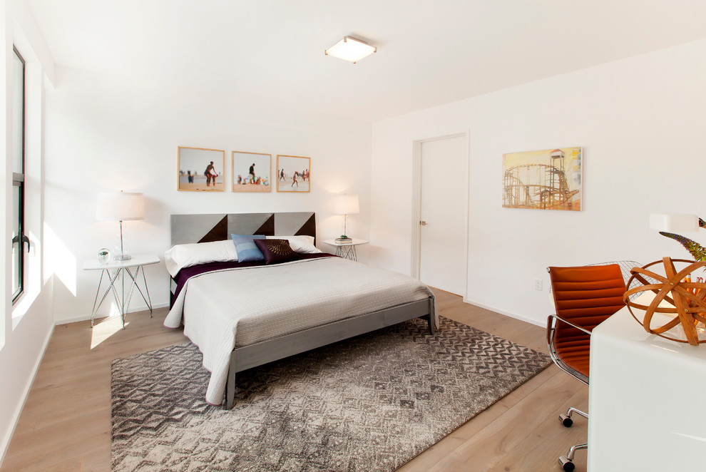 Пример оригинального дизайна: спальня среднего размера в современном стиле с белыми стенами и паркетным полом среднего тона