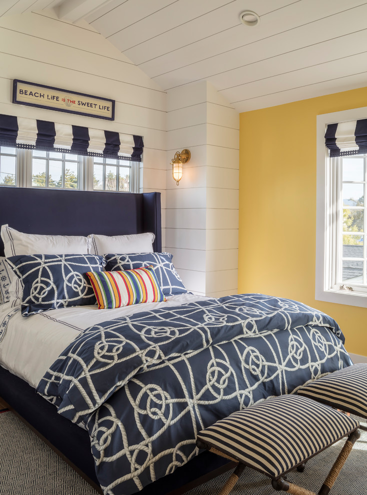 На фото: хозяйская спальня в морском стиле с желтыми стенами с