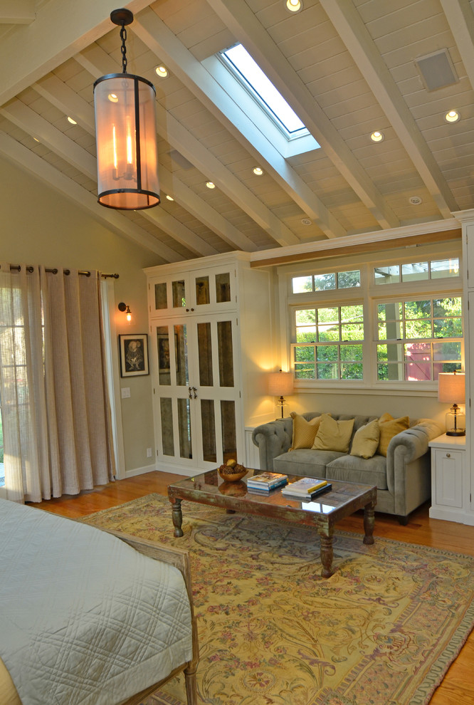 Foto de dormitorio principal bohemio de tamaño medio sin chimenea con paredes beige y suelo de madera en tonos medios