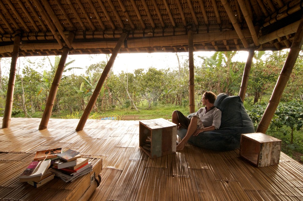 Idee per una camera da letto tropicale con pavimento in bambù