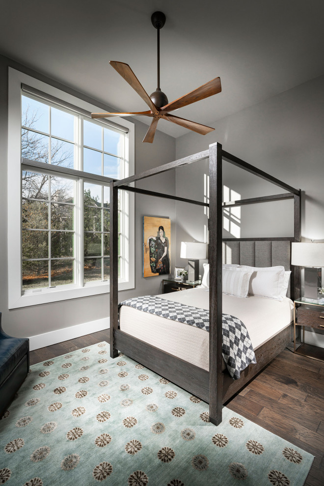 Modelo de habitación de invitados clásica renovada grande con paredes grises, suelo marrón y suelo de madera en tonos medios