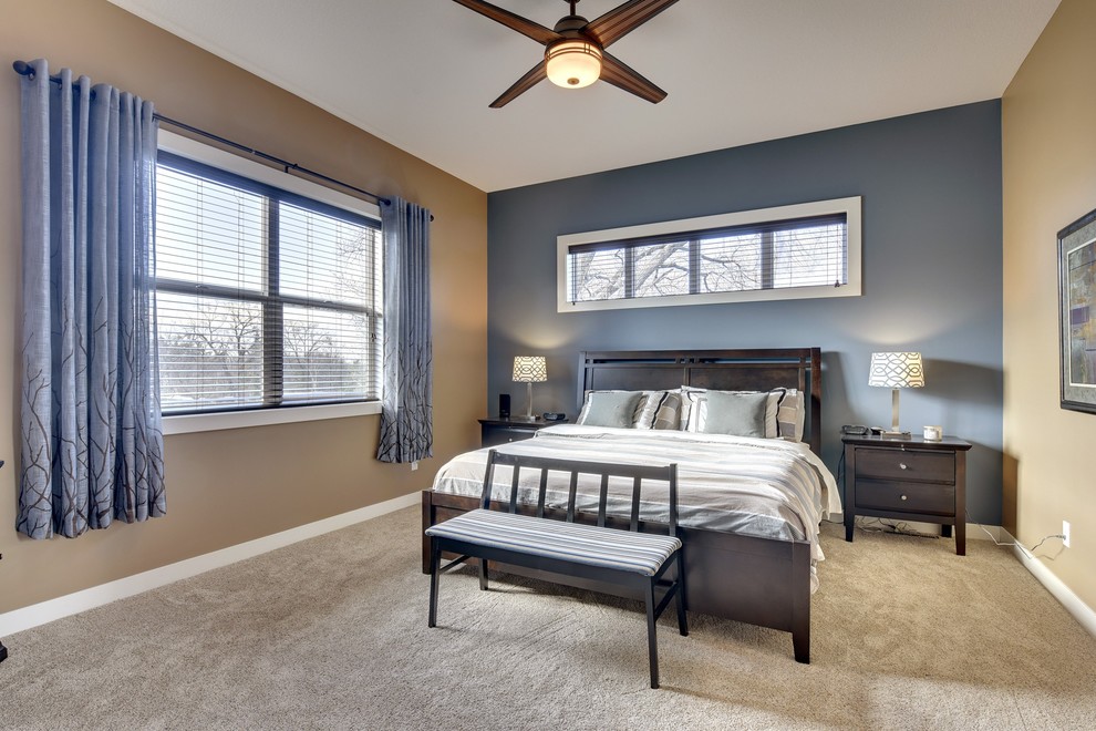 Foto de dormitorio principal de estilo americano con paredes azules y moqueta