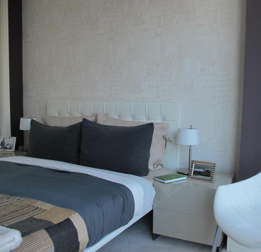 Inspiration for a small contemporary guest bedroom in Toronto with beige walls and carpet.
