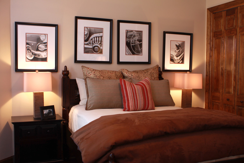 Immagine di una camera degli ospiti chic di medie dimensioni con pareti beige, pavimento in legno massello medio e nessun camino