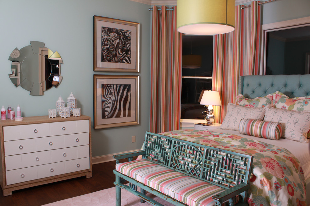 Diseño de habitación de invitados contemporánea de tamaño medio sin chimenea con paredes multicolor y suelo de madera en tonos medios