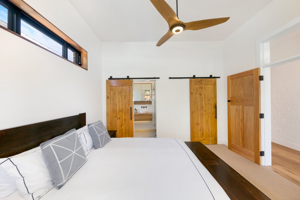 Пример оригинального дизайна: большая хозяйская спальня в современном стиле с белыми стенами, ковровым покрытием и бежевым полом
