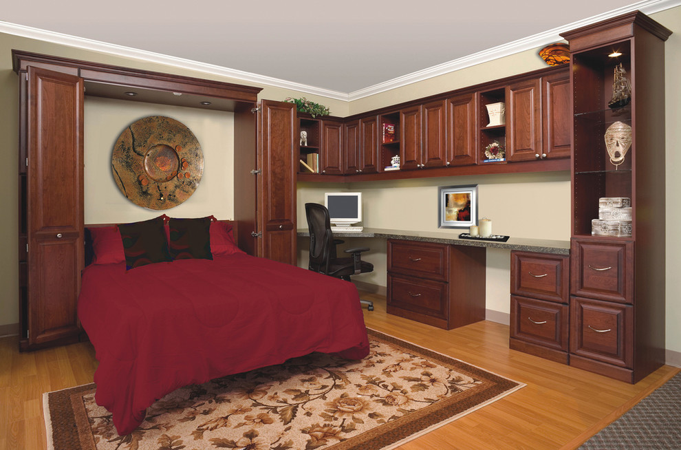 ジャクソンビルにある中くらいなトラディショナルスタイルのおしゃれな客用寝室 (ベージュの壁、無垢フローリング、暖炉なし、茶色い床)