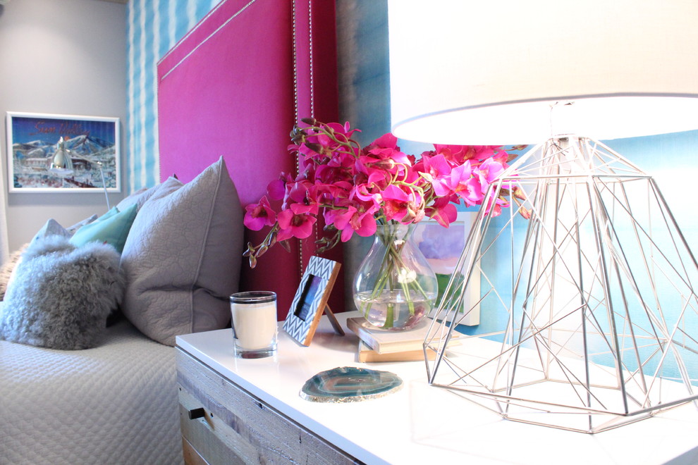 Idées déco pour une chambre avec moquette grise et rose classique de taille moyenne avec un mur gris.