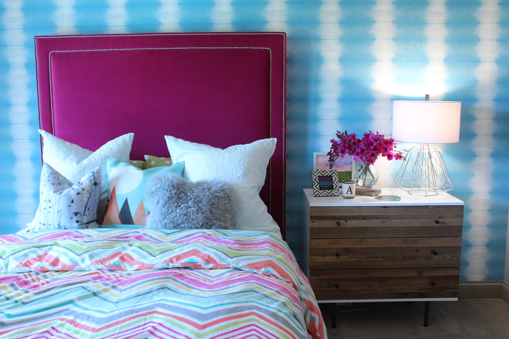 Foto de dormitorio tradicional renovado de tamaño medio con paredes grises y moqueta