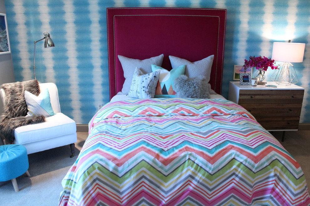 На фото: спальня среднего размера в стиле неоклассика (современная классика) с серыми стенами и ковровым покрытием с
