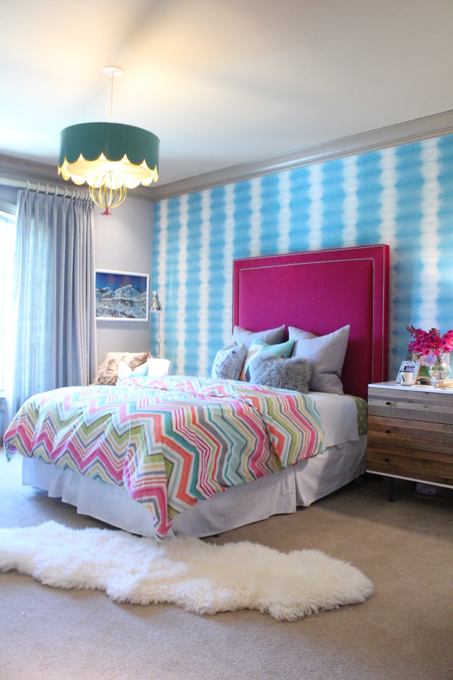 Cette image montre une chambre avec moquette grise et rose traditionnelle de taille moyenne avec un mur gris.