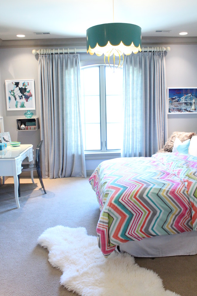 Стильный дизайн: спальня среднего размера в стиле неоклассика (современная классика) с серыми стенами и ковровым покрытием - последний тренд