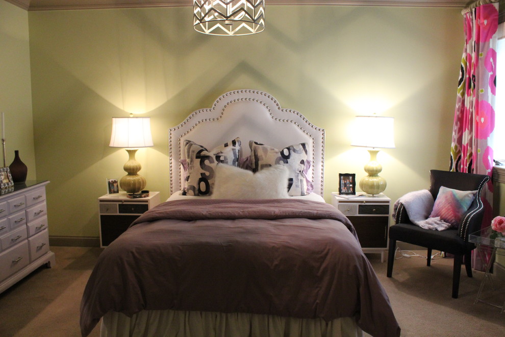 Réalisation d'une petite chambre avec moquette grise et rose tradition avec un mur vert.