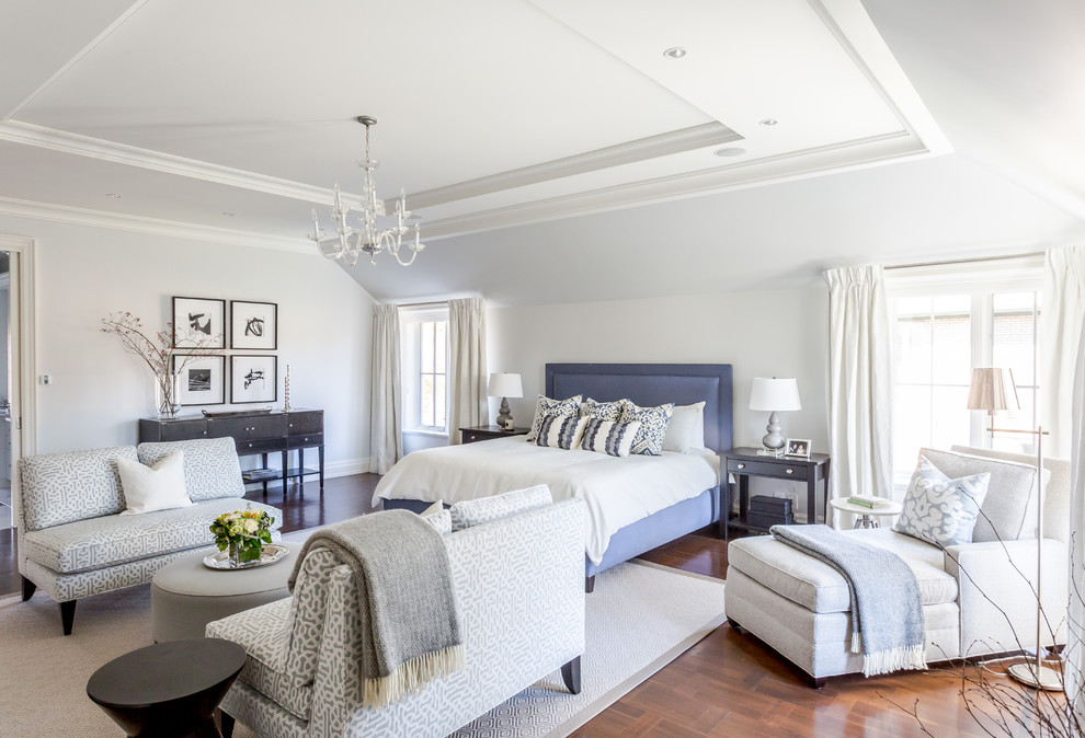 Пример оригинального дизайна: большая хозяйская спальня в стиле неоклассика (современная классика) с серыми стенами, темным паркетным полом, стандартным камином и коричневым полом