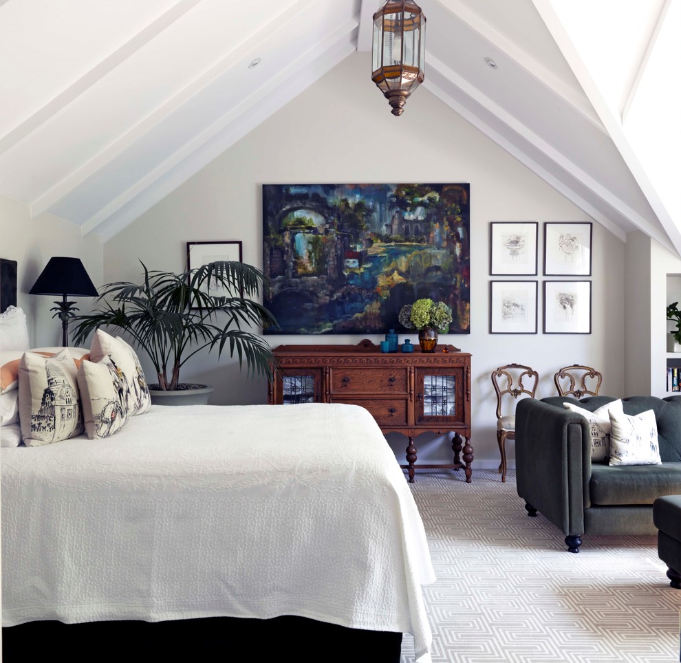 На фото: большая хозяйская спальня в классическом стиле с серыми стенами и ковровым покрытием с