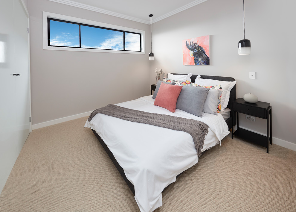 シドニーにある広いコンテンポラリースタイルのおしゃれな主寝室 (白い壁、カーペット敷き、暖炉なし、ベージュの床) のインテリア
