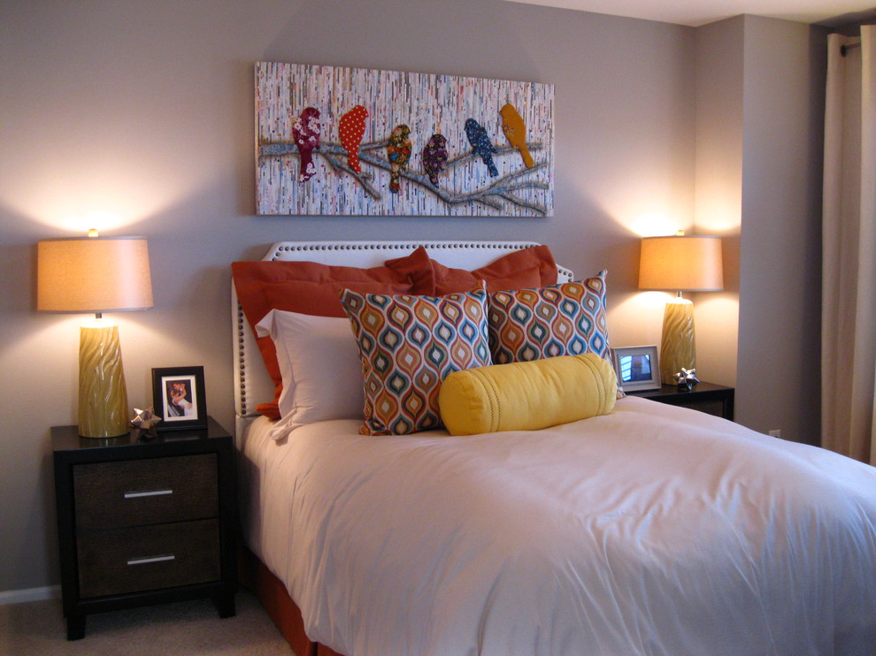 Imagen de habitación de invitados vintage de tamaño medio con paredes grises y moqueta