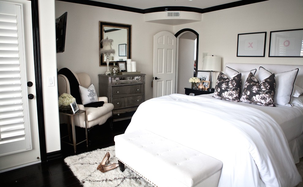 На фото: большая хозяйская спальня в современном стиле с белыми стенами, темным паркетным полом и черным полом без камина