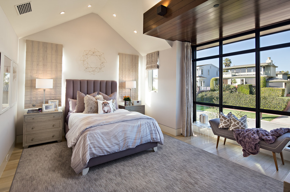 На фото: гостевая спальня среднего размера, (комната для гостей) в стиле неоклассика (современная классика) с белыми стенами, светлым паркетным полом и коричневым полом без камина с