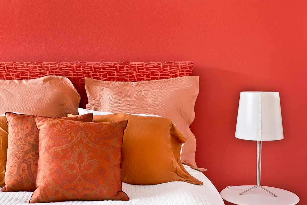 Foto de dormitorio principal contemporáneo pequeño sin chimenea con paredes rojas y moqueta