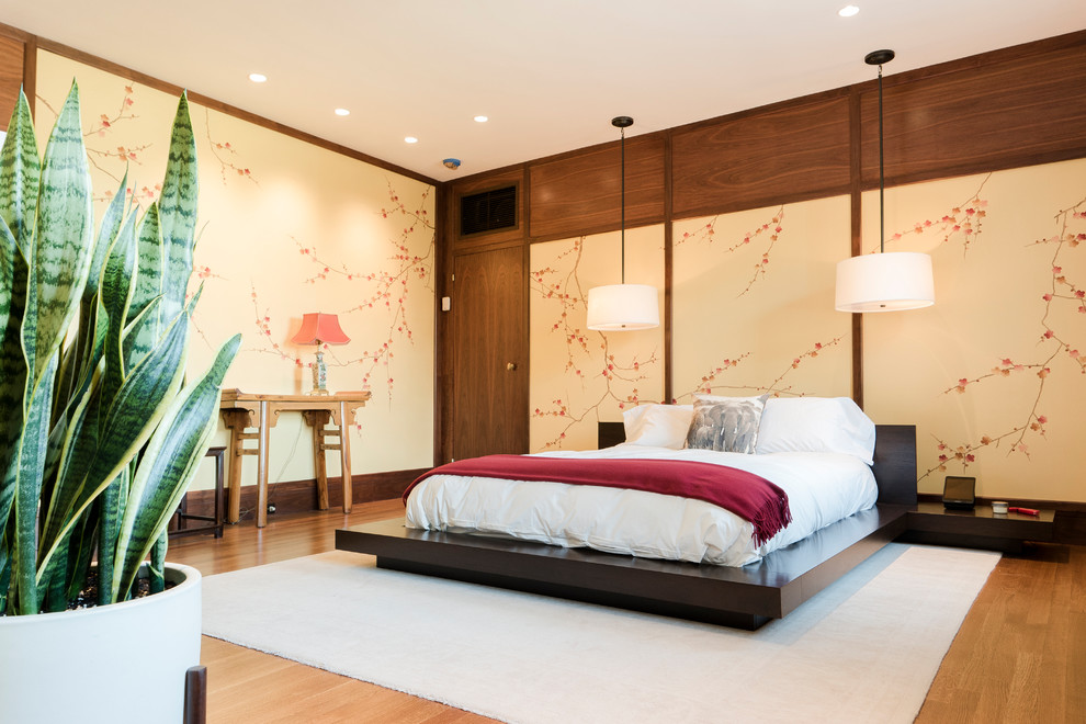 Стильный дизайн: спальня в восточном стиле с бежевыми стенами, паркетным полом среднего тона и коричневым полом - последний тренд