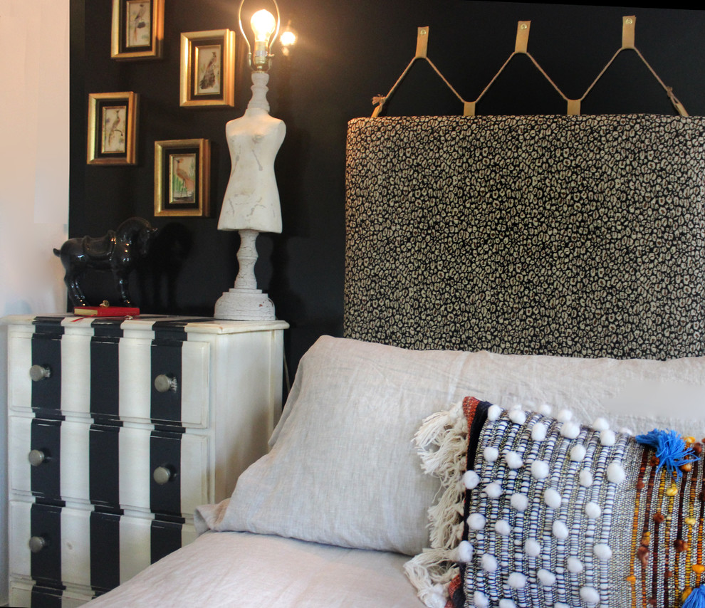 Свежая идея для дизайна: спальня в стиле фьюжн с черными стенами - отличное фото интерьера