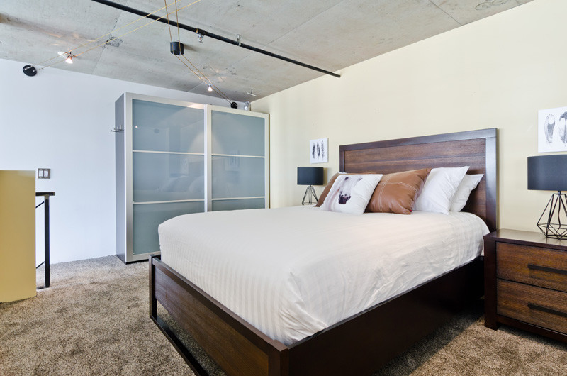 Пример оригинального дизайна: спальня среднего размера на антресоли в стиле лофт с бежевыми стенами и ковровым покрытием