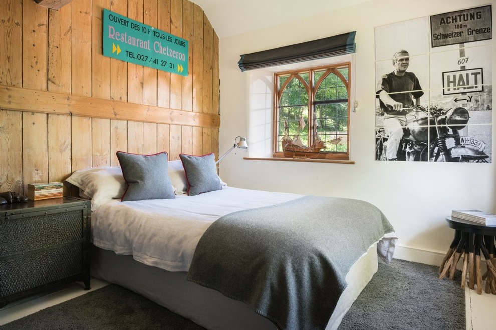 Country Schlafzimmer mit weißer Wandfarbe, gebeiztem Holzboden und weißem Boden in Dorset