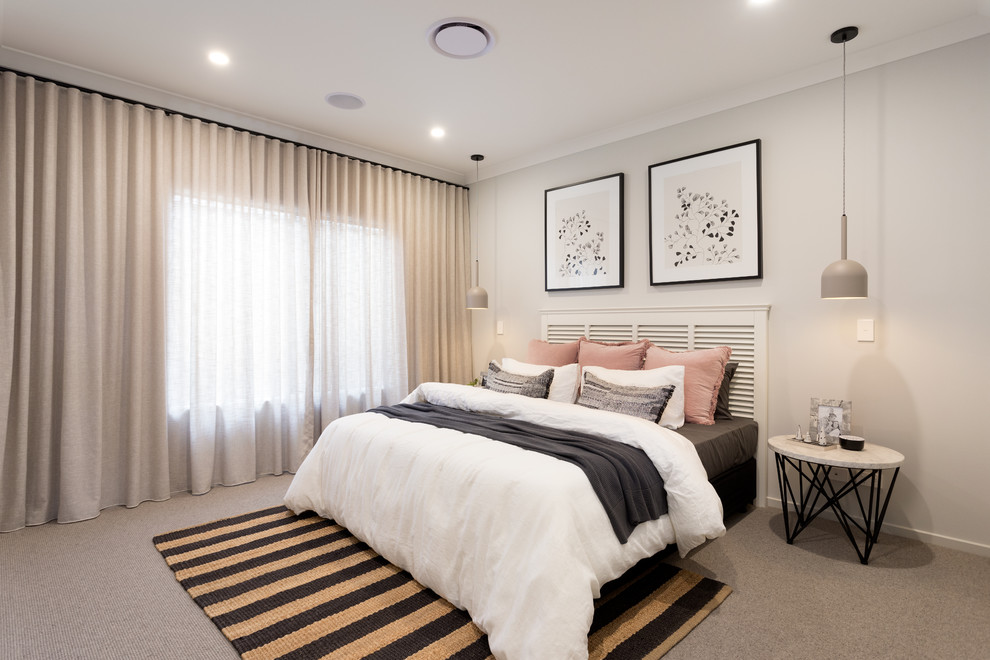 ブリスベンにあるコンテンポラリースタイルのおしゃれな客用寝室 (ベージュの壁、カーペット敷き、茶色い床) のレイアウト