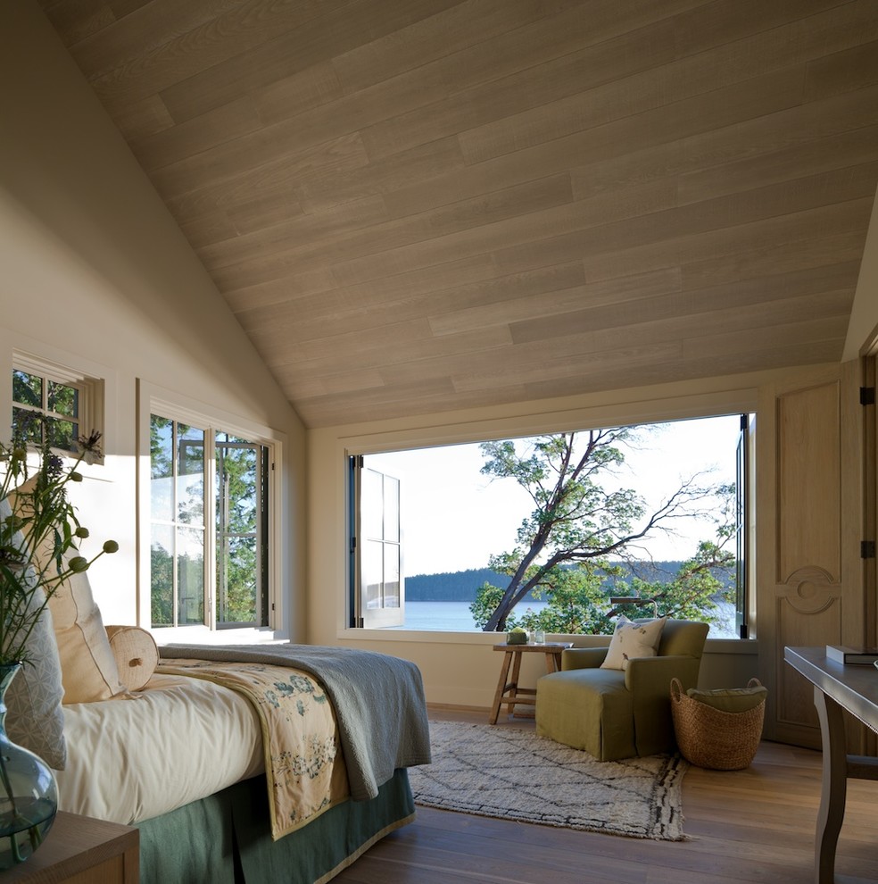 Esempio di una camera da letto chic di medie dimensioni con pareti grigie e pavimento in legno massello medio