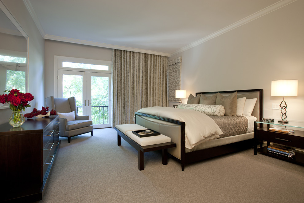 Immagine di una camera da letto tradizionale con pareti beige e moquette