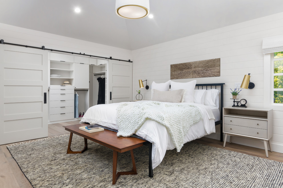 サンフランシスコにある広いカントリー風のおしゃれな主寝室 (白い壁、淡色無垢フローリング、茶色い床) のインテリア