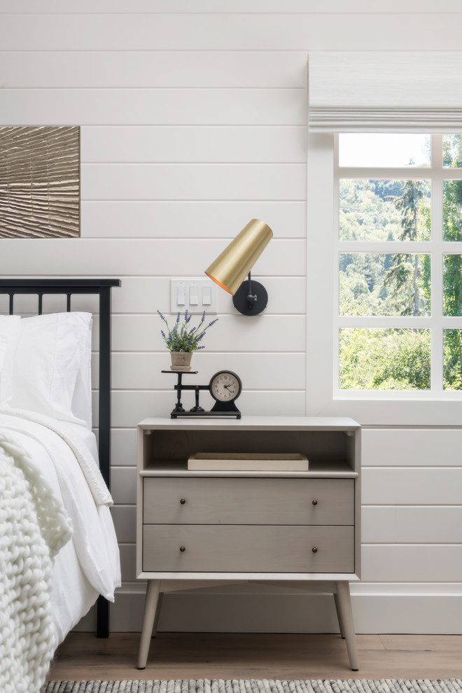 サンフランシスコにある広いカントリー風のおしゃれな主寝室 (白い壁、淡色無垢フローリング、茶色い床) のレイアウト