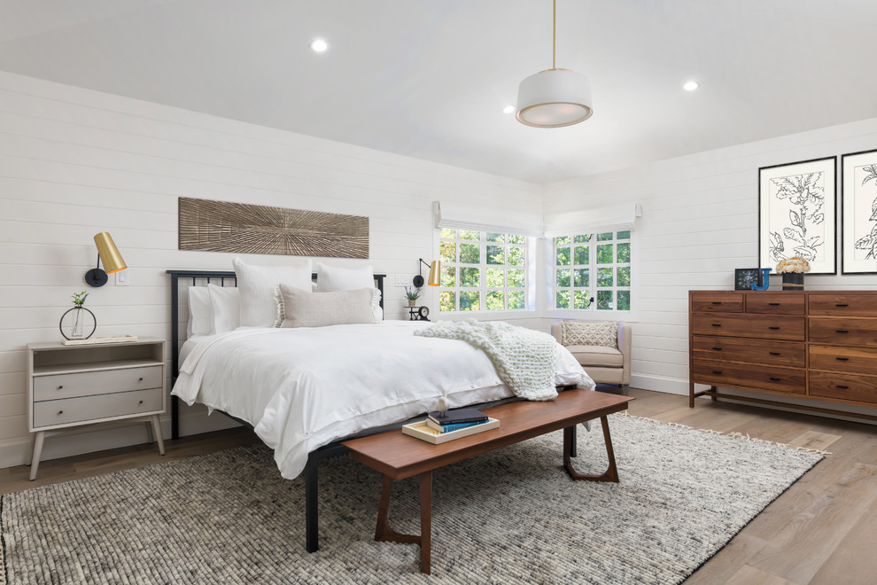 Стильный дизайн: большая хозяйская спальня в стиле кантри с белыми стенами, светлым паркетным полом и коричневым полом - последний тренд