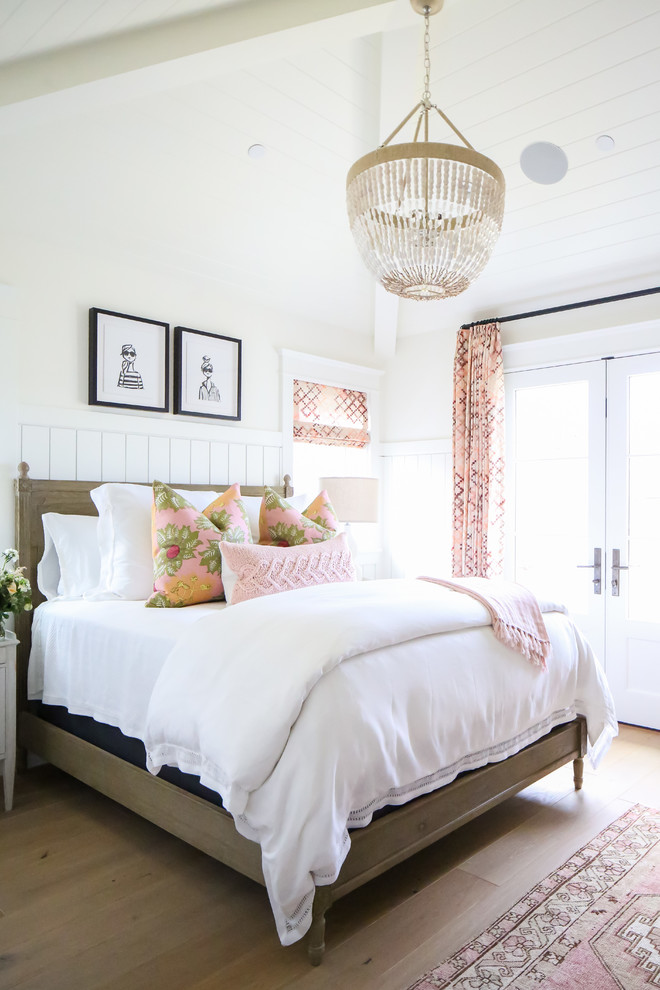 Imagen de dormitorio costero con paredes beige, suelo de madera en tonos medios y suelo marrón