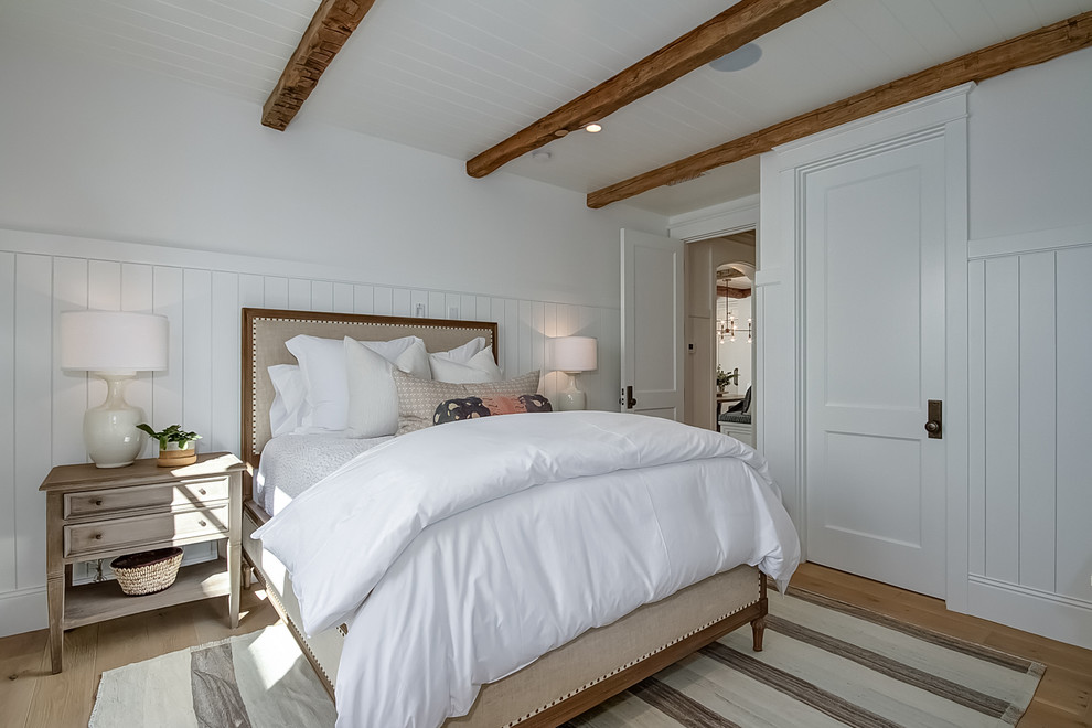 Источник вдохновения для домашнего уюта: спальня в морском стиле с белыми стенами и светлым паркетным полом
