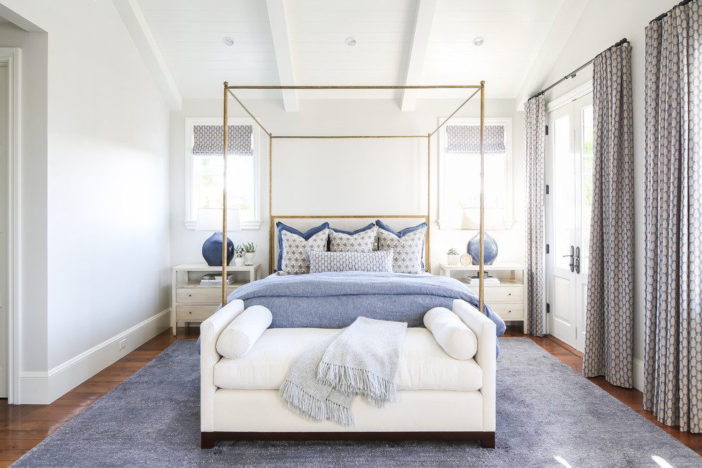 Klassisches Schlafzimmer ohne Kamin mit weißer Wandfarbe, braunem Holzboden und braunem Boden in Orange County