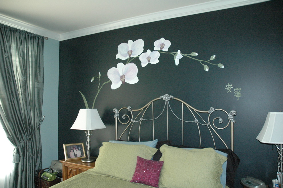 Asiatisches Hauptschlafzimmer mit schwarzer Wandfarbe und Teppichboden in New York