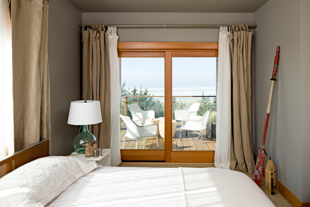 ポートランドにある小さなビーチスタイルのおしゃれな寝室 (グレーの壁) のインテリア