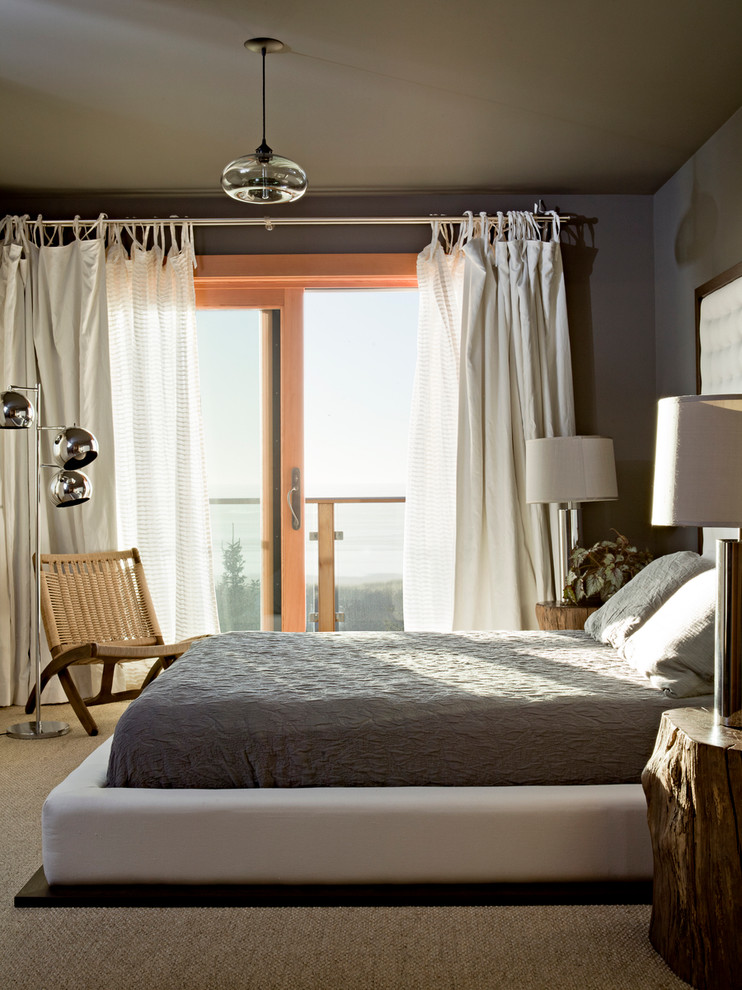Идея дизайна: спальня в стиле рустика с серыми стенами