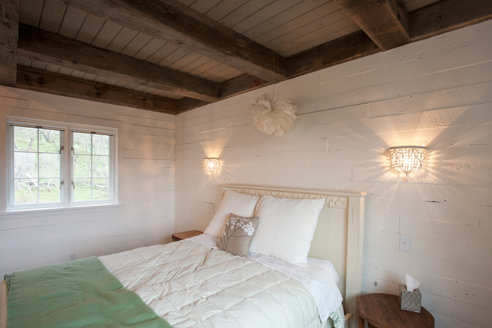 Exemple d'une chambre mansardée ou avec mezzanine nature de taille moyenne avec un mur blanc et parquet foncé.