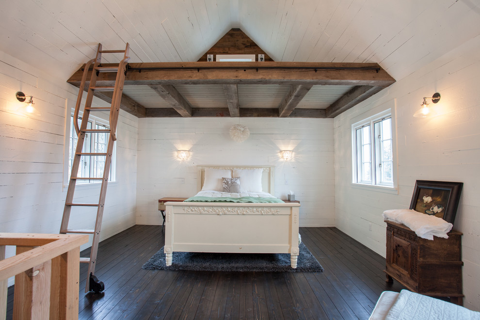 Imagen de dormitorio tipo loft campestre de tamaño medio con paredes blancas y suelo de madera oscura