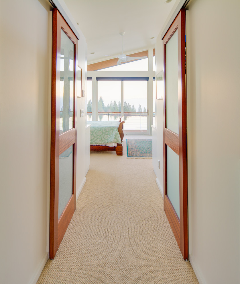 Diseño de dormitorio principal minimalista grande con paredes blancas y moqueta