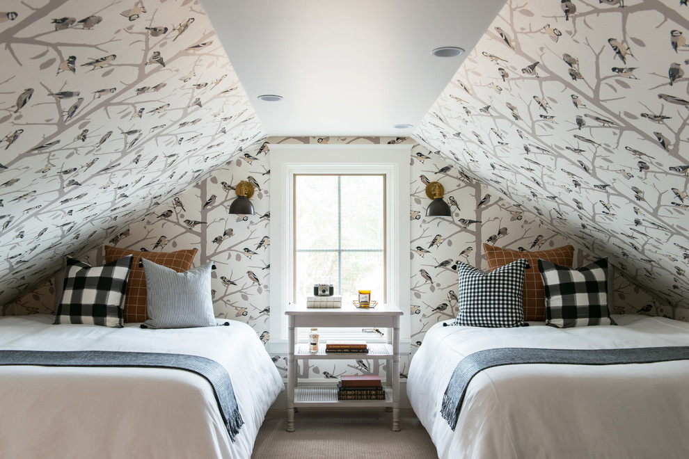 Kleines Klassisches Schlafzimmer ohne Kamin mit bunten Wänden in Portland